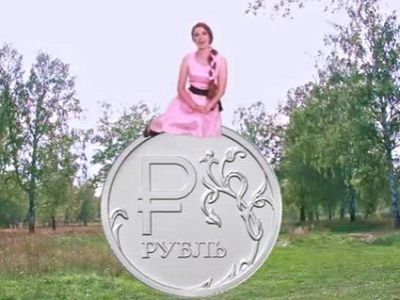Машаня и рубль (скрин видео). Источник - twitter.com