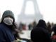 Мужчина в маске на эспланаде Трокадеро перед Эйфелевой башней в Париже, Франция, 25 января 2020 года. Фото: Benoit Tessier / REUTERS