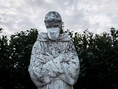 Защитная маска на статуе святого покровителя Италии Святого Франциска в Сан-Фиорано. Фото: REUTERS / Marzio Toniolo