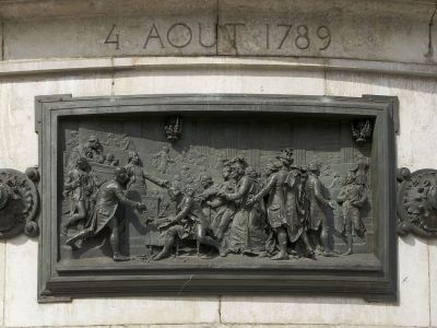 Барельеф в честь ночи 4.08.1789 на пьедестале статуи Республики, Париж. Фото: ru.wikipedia.org