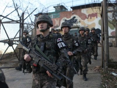 Южнокорейские военные у демаркационной линии Север - Юг. Фото: rg.ru