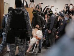 Мухаммадсобира Файзова доставляют в зал суда. Фото: Роман Наумов / URA.RU