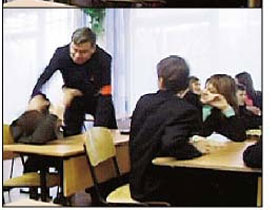 Учитель бьет ученика. Кадры из школьного видео с сайта pda.kp.ru