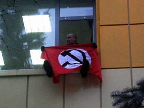 Нацбол в окне завода ГАЗ. Фото с сайта НБП-Инфо (С)