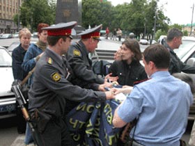 Милиционеры и граждане. Фото с сайта russian-assemblies.org (с)
