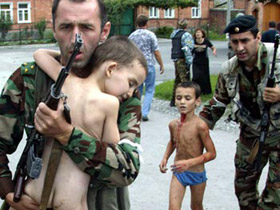 Спасают детей из школы в Беслане. Фото: reporter-ufo.ru (с)