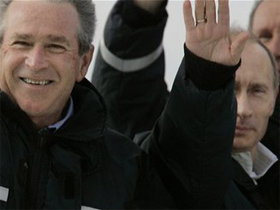 Путин и Буш на прогулке в море. Фото с сайта mignews.com