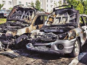 Сгоревшие машины в Бутове. Фото с сайта mk.ru