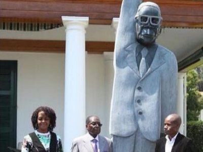 Диктатор Зимбабве Р.Мугабе открывает памятник самому себе (2016). Источник - gordonua.com