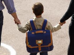 Ребенка ведут в школу.  Фото: news.tut.by