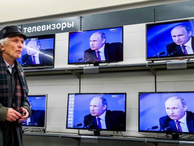 Владимир Путин на экранах всех телевизоров. Фото: Getty