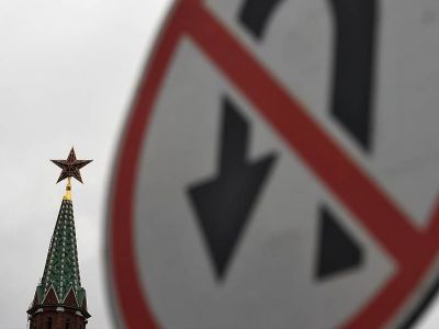 Спасская башня Кремля и дорожный знак "Разворот запрещен". Фото: Дмитрий Духанин / Коммерсант