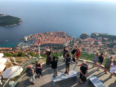 Туристы делают селфи с видом на Дубровник. Фото: Дэниел Слим / AFP