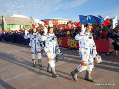 Экипаж корабля "Шэньчжоу-12" перед стартом. Фото: russian.news.cn