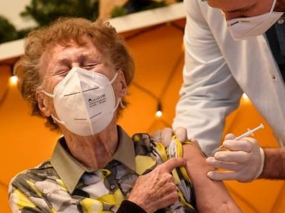 Вакцинация от COVID-19 в доме престарелых. Фото: Martin Meissner / AP