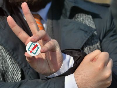 Участник пикета со значком системы "Умное голосование". Фото: Александр Миридонов / Коммерсант