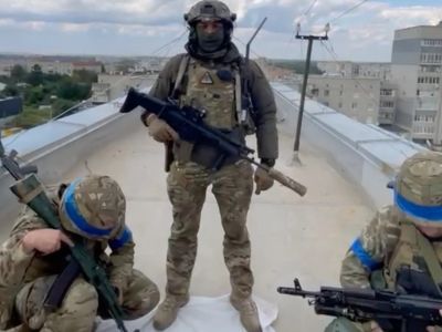 Украинские бойцы взяли Балаклею. Скриншот из видео в телеграме Владимира Зеленского