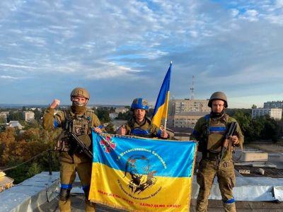 Украинские солдаты в освобожденном городе. Фото: Телеграм-канал "Kupyansk" / Reuters / Scanpix / LETA