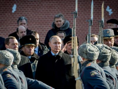 Президент РФ Владимир Путин принимает военный парад в Москве, 2018 г. Фото: Yuri Kadobnov / AFP