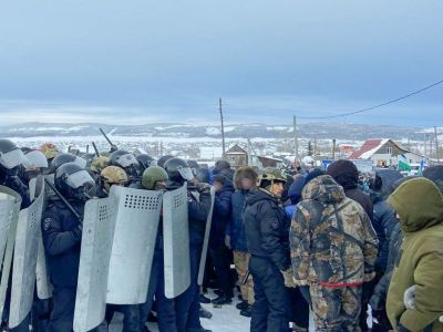 ОМОН и протестующие в Баймаке (Башкортостан), 17.01.24. Фото: t.me/svobodnieslova