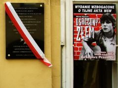 Мемориальная доска на здании бывшего комиссариата, где был убит Гжегож Пшемык. Фото: vkrizis.info