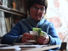 Женщина, получившая пенсию, у себя дома. Фото: Павел Лисицын / РИА Новости