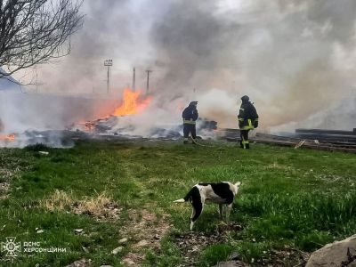 Спасатели ликвидируют пожар после обстрела Херсона, 27.03.25. Фото: ГСЧС Украины
